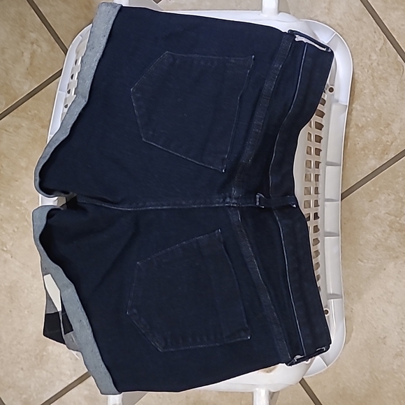 Women's shorts - Picture 2 of 3